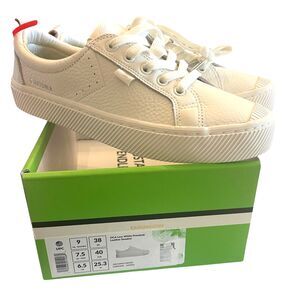 Cariuma White Leather OCA Low Top Sneakers W 9 M 7.5 Lace Up Skater Casual NIB